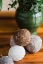 Load image into Gallery viewer, reusable zerowaste alpaca fleece dryer balls Knoxville
